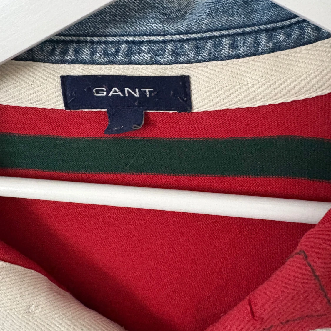 Röd och grön randig pikétröja från GANT - 1