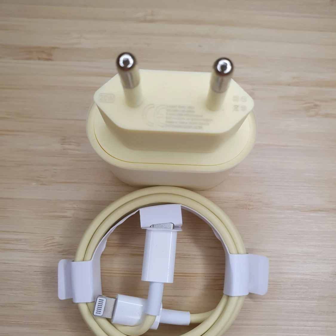 Gul laddare med kabel, XTW Lightning Quick Charging Set, 20W Charger and 33W 1m Lightning Cable