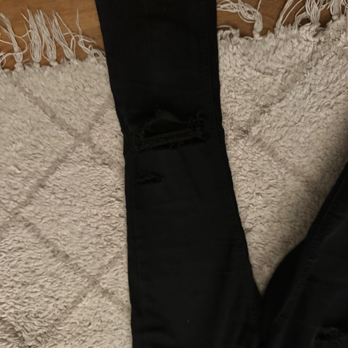 Svarta jeans med slitningar - 3