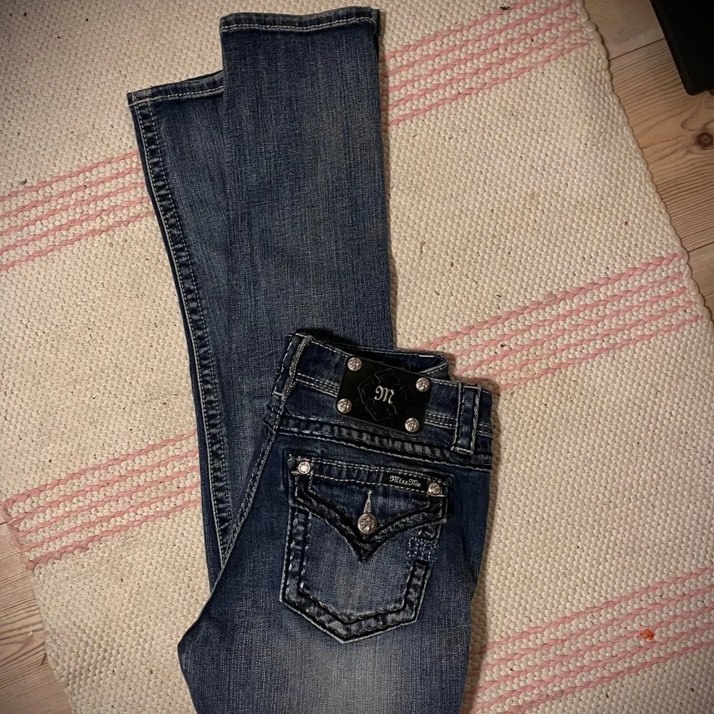 Snygga miss me jeans i dunder skick, har sytts om lite nertill dock men inget som syns! storlek 30. midjemått: 39,5 cm || innerbenslängd: 78 cm. Farkut & Housut.