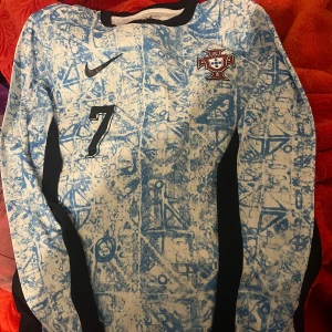 CR7 Portugal långärmad tröja  - Säljer en oanvänd Portugal långärmad tröja med Ronaldo på baksidan. Är du en CR7 fan då är den perfekt för dig. 