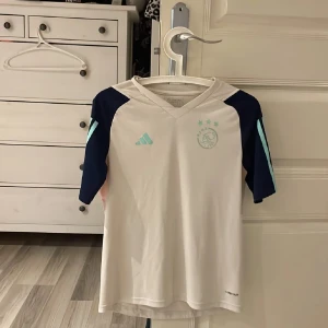 Vit Ajax fotbollströja från Adidas - Säljer en vit Ajax fotbollströja från Adidas passar folk mellan 155-170 riktigt snygg tröja säljer pågrund av för liten 