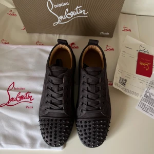 Svarta sneakers från Christian Louboutin - Kvitto ingår, boxen lite sönder. Allt är med