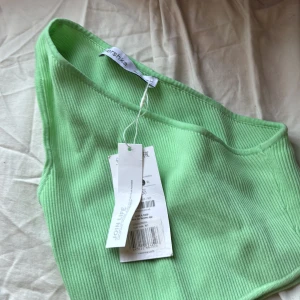 Grön klänning - Klänningen är från bershka, aldrig använd och har lappen kvar.  Materialet är väldigt stretchigt, skulle säga att den är medium storlek även fast den är L.