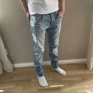 Replay anbass hyperflex  - Replay anbass || strl 31/32, men passar 30/32! || skick 9/10 || modellen är 176 cm lång och väger ca 60kg || hör av er vid funderingar || mvh LuxuryTrends 🙌🤝