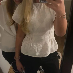 Vit blus med struktur - Vit blus från hm. Finns ej att köpa längre.