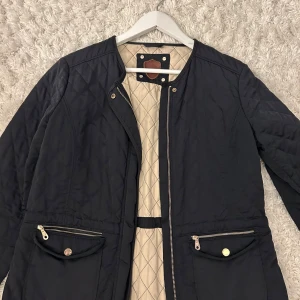 Massimo Dutti jacka, passar S-M - Säljer min Massimo Dutti jacka, då den inte används längre, och inte riktigt är min stil. Är i bra skick och har inga skador. Är i storlek L men jag brukar ha S och den passar mig perfekt, så den är väldigt liten i storleken. Hör av dig vid frågor eller intresse!