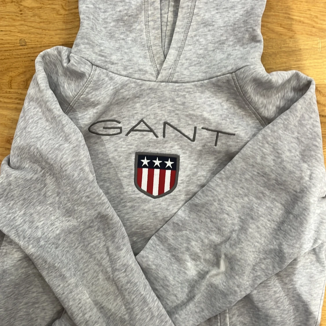 Grå hoodie från GANT - 2