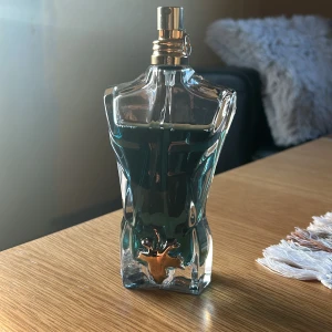 Le Beau EDT 125ml | Jean Paul Gaultier  - Säljer min JPG Le Beau EDT. Tröttnar på lukten och får huvudvärk av den. Använd den hela sommaren 2024 och har inge intresse av att använda den denna sommaren. Den är mest intill full. Möjligen cirka 100ml om inte mer i den. Pris kan diskuteras 
