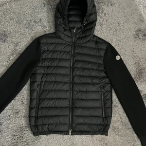 Moncler Cardigan - En riktigt snygg Moncler cardigan som tyvärr har blivit för liten. Storlek M men passar mindre. Väldigt bra skick, en liten defekt på armen. Tveka inte att höra av er vid frågor!😁