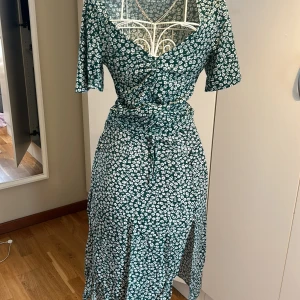 Set från H&M - Gullig set perfekt för sommaren. Toppen går att ljustera och det finns en slit på kjolen. Kjolen syddes om för att bli tightare runt midjan men går att ta bort det om man vill