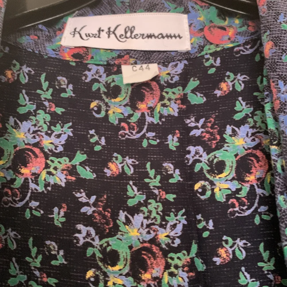 Säljer en färgglad blommig blus från Kurt Kellermann. Kavajen har ett livfullt mönster i flera färger och är perfekt för att liva upp garderoben. Den har en normal passform och långa ärmar.. Takit.
