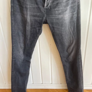 Grå jeansbyxor diesel - Snygga grå jeansbyxor med en klassisk femficksdesign. De har en rak passform och är perfekta för en avslappnad stil. Byxorna har 5 knappar framtill.   Storlek 34 34. Dem är sparsamt använda, har inte använt dem mycket då dem är för små för mig. Om ni har någon fundering är det bara att fråga! Nypris en del över tusen lappen😊