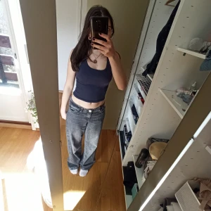 Mörkblå ribbad linnetopp från Daizy - Säljer en snygg mörkblå ribbad linnetopp från Daisy. Perfekt för varma dagar med sin ärmlösa design och sköna passform. Toppen är i storlek XS och passar utmärkt till både jeans och kjol.