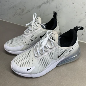  Nike Air Max 270 - Använda ett fåtal gånger. Säljer pga att för små för mig. Nypris 1795 kr