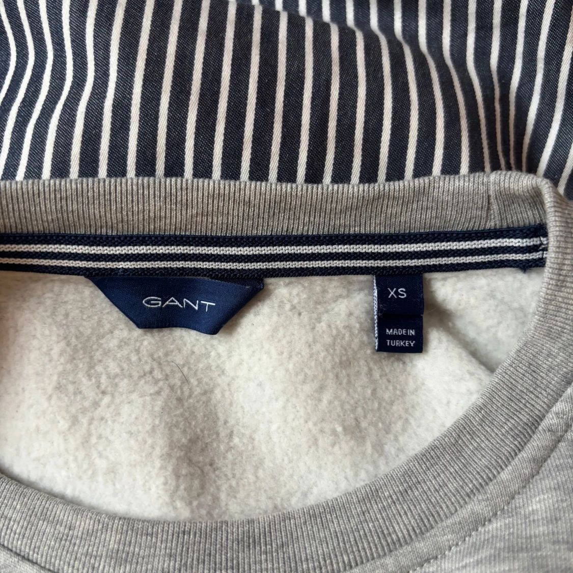 Grå sweatshirt från GANT - 3