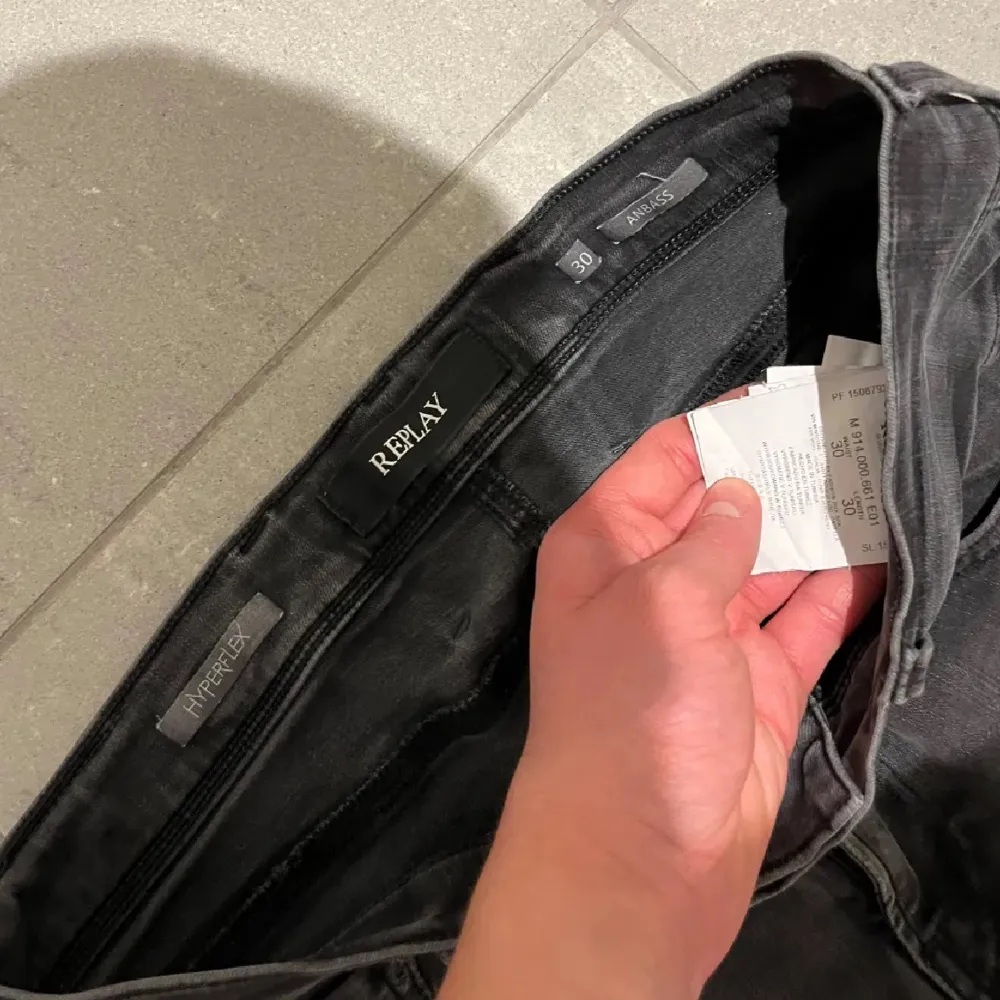Snygga svarta jeans från Replay med en slim passform. De har en klassisk femficksdesign och är tillverkade i ett stretchigt material för extra komfort. Perfekta för en stilren look. Storlek 30 30. Farkut & Housut.
