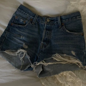 Jeansshorts - Säljer dessa blåa jeansshorts med knappgylf från Levis i storlek W23, midjemåttet rakt över är ungefär 34-35 cm. Säljer för 275 kr men pris kan diskuteras vid snabb affär. Skriv privat för mått, frågor eller fler bilder!🩷