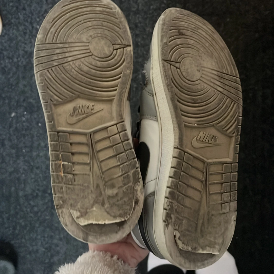 Nike Air Jordans i grått och vitt - 3