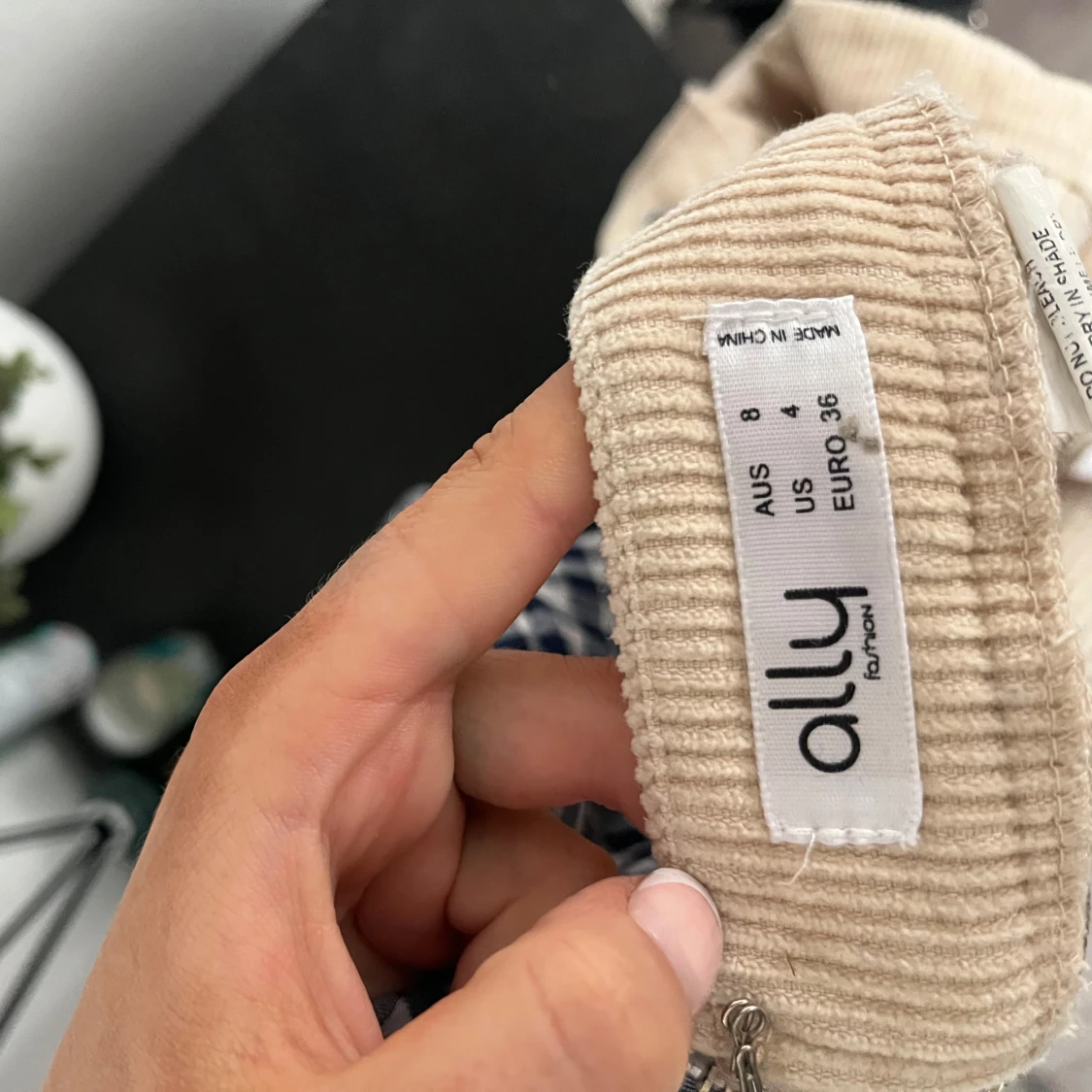 Beige kortkjol med knappar - 4