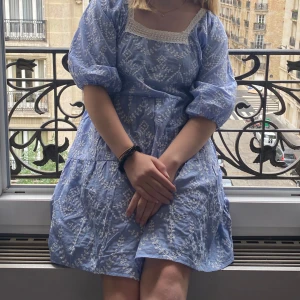 Klänning  - As snygg klänning perfekt till sommaren. Köpt i en liten affär i Paris för 65£. Står ingen storlek men skulle gissa s💗