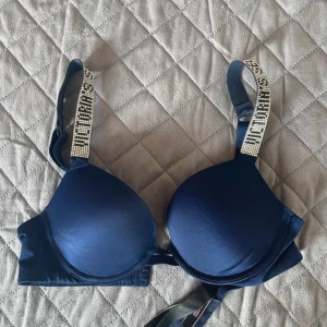 Mörkblå push-up bh från Victoria's Secret - Jätte vacker push-up bh från Victorias secret. Säljer då den inte används. Vissa ”diamanter” har lossnat men annars finns inga defekter.