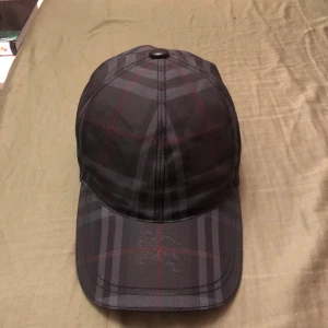 Burberry keps - Helt ny svart burberry keps , bra nu till våren, pris kan diskuteras.