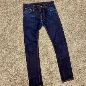 Nudie jeans  - Säljer rikigt feta Nudie jeans i grymt skick ⭐️Modell : Thinn Finn!🙌 Storlek : W30/32!👍 Hör gärna av er om ni har funderingar!🤝