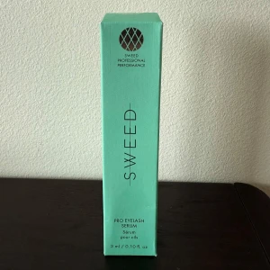 Sweed Ögonfransserum - Säljer detta nya, oöppnade paketet med ögonfransserum från Sweed☁️ kartongen är tejpad på både över- och undersida så den har ej varit öppnad.   Säljs då jag har en likadan och tycker ej den fungerar så bra på mig.