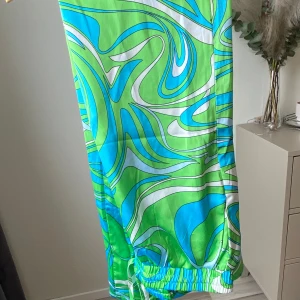 Festbyxor från New Yorker  - Säljer dess sjukt coola byxor som passar perfekt för en utekväll!❤️‍🔥Aldrig använda så det är i nyskick. Dessa är för långa för mig men passar nog perfekt för 165. 💕Fler bilder finns att få 🫶🏼