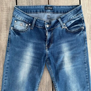 Ljusblå low rise jeans - Omsydda från skinny till bootcut  Midjemått: 32 cm Grenmått:18 cm Innerbenslängd: 64 cm  Skriv vid frågor 😊