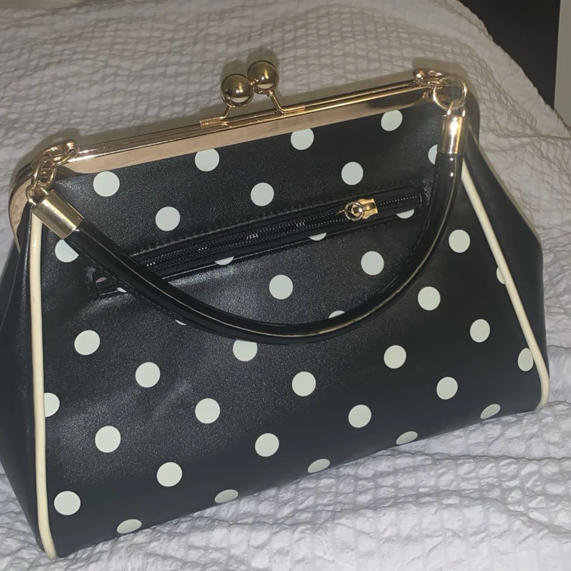 Svart handväska med prickar och rosett - 1