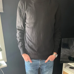Svart Crewneck - Tja! Säljer nu min snygga svarta crewneck med kashmirblandat material. Hör av er vid frågor☺️
