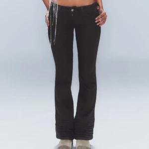 Svarta bootcut jeans från weekday - Snygga svarta bootcut jeans med låg midja och väldigt populära, helt slutsålda! Säljer endast då de var för stora💞vid snabb affär kan priset diskuteras, jeansen är helt oanvända endast testade🌟 