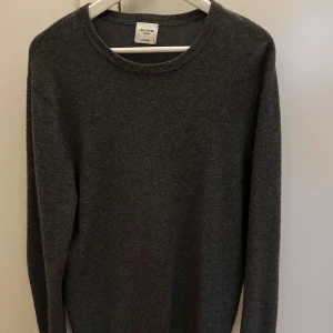 Mörkgrå kashmirtröja från John Henric - Säljer en elegant mörkgrå kashmirtröja från John Henric. Den mjuka kashmiren ger en lyxig känsla. Passar både till vardags och mer uppklädda tillfällen. 9/10 Inga noppror 