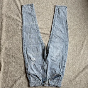 Ljusblå jeans från FB Sister - Snygga ljusblå jeans från FB Sister med en avslappnad passform. De har slitna detaljer på framsidan och klassiska bakfickor. Perfekta för en casual look.