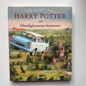 Harry Potter och Hemligheternas kammare - Illustrerad utgåva av 'Harry Potter och Hemligheternas kammare' av J.K. Nypris ca 400kr. I väldigt fint skick 💞