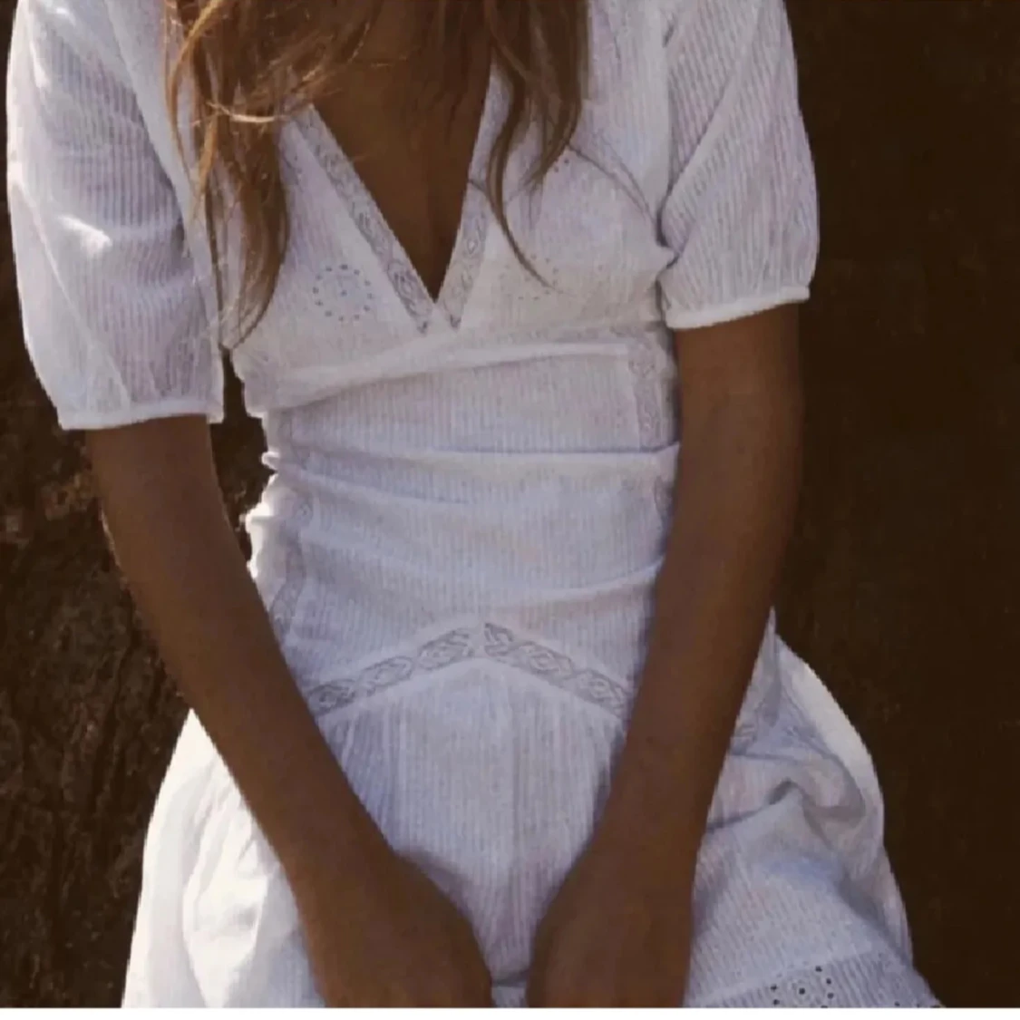 Vit kortklänning med spetsdetaljer