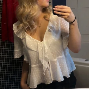 Vit blus med volangdetaljer - Blus från Zara, köpt för 399💓