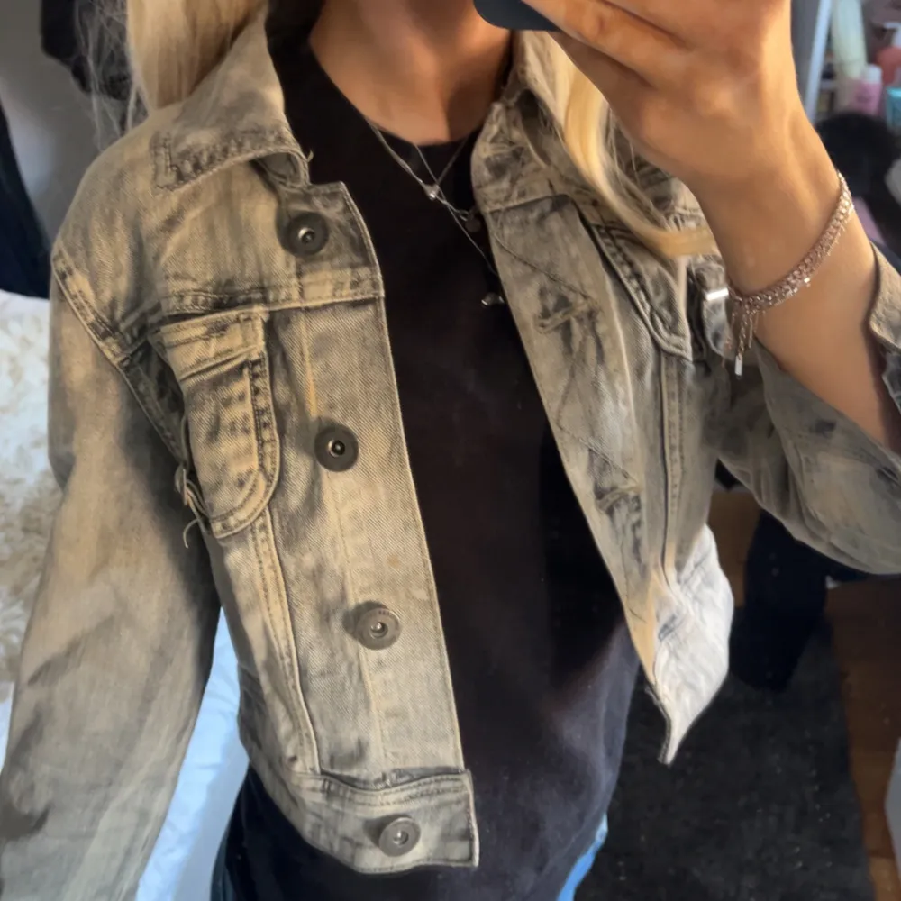 Säljer min snygga grå croppade jeansjacka från only, knappt använd 💘nypris 549 . Takit.