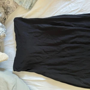 Klänning - Svart klänning. Storlek L. Från h&m. Bra skicka, använd få gånger. Säljer pga fel storlek. Axelbandslös med resår samt dubbeltyg vid bröstet.