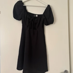 Svart klänning  - Gullig klänning från H&M. Svart och i storlek 34. Aldrig använd🫶🏼
