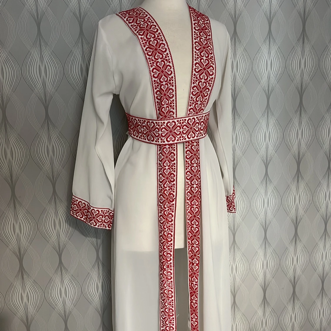 Vit långklänning med rött broderi - 2