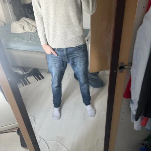 Tiger of Sweden  - Säljer dessa feta tiger of Sweden jeans som är slim fit, modell pistolero. Skick 10/10, använda sparsamt, slitningarna på fickan där bak är så som original 🙌💯 Storlek 32/32.