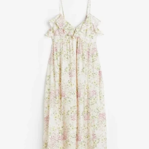 Klänning Hm - Säljer då den inte kommit till användning 💕💕 jätte fin blommig klänning 
