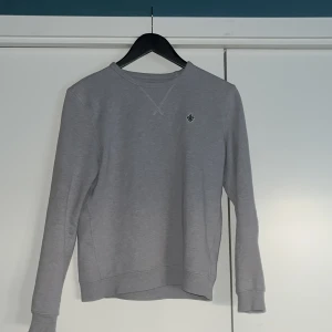 Grå sweatshirt från Morris - Säljer en stilren grå sweatshirt från Morris. Priset kan diskuteras vid snabb affär. Bör även nämnas att det inte finns några defekter på plagget