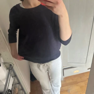 Mörkblå tröja med trekvartsärm - Mörkblå trekvarsärmad tröja från Saint Tropez.