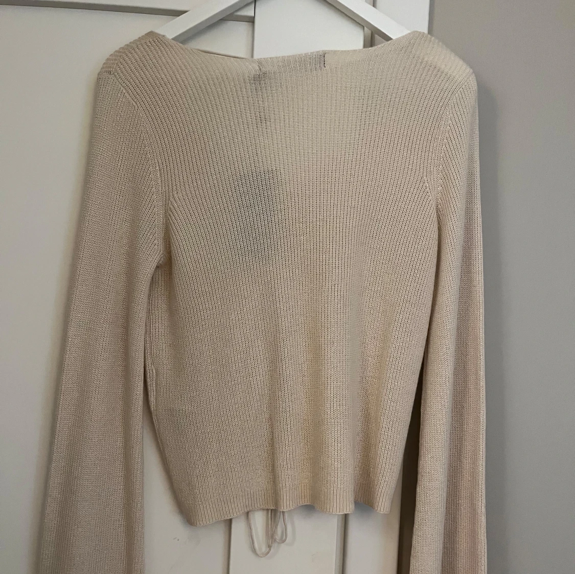 Beige ribbad tröja med knyt - 1