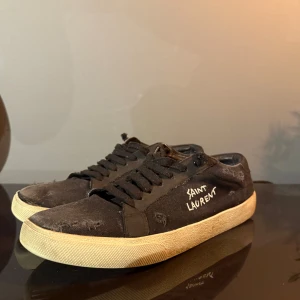 Saint Laurent skor - Feta skor från Yves saint laurent, perfekta för sommaren, kan lite nedslitna under. Skicket är ganska bra, ända kan vara att man behöver lägga till någon innersula för gamla har blivit upplöst pga att de varit blöta. Fräschar såklart upp dom innan frakt. Kom gärna med frågor eller egna prisförslag☺️