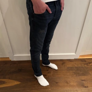 Jack & Jones Jeans - Jack & Jones jeans med slitningar | Storlek 31/32 | fint skick | Pris 219kr